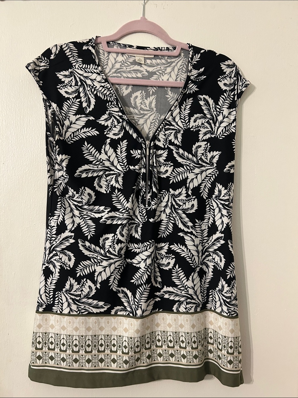 Black & White Leaf Print V-Neck Tunic Zip Top